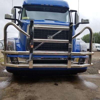 Dongsui Factory Tough Nieuwe stijl originele prijs Semi Truck Bumper Deer Guards Voor Freightliner Cascadia Volvo International Prostar Kenworth Peterbilt Mack Pinnacle