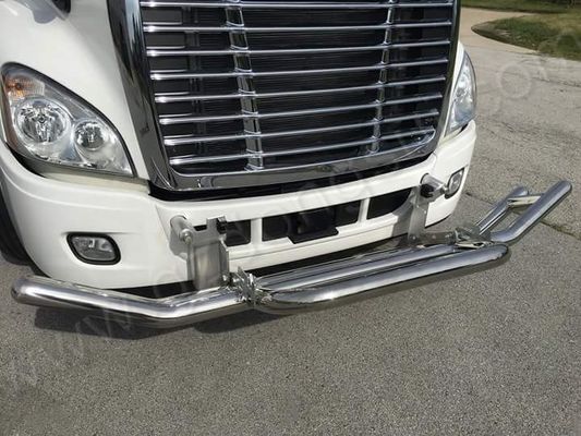 De Wachthand die met hoge weerstand van de Hertengrill Grote Vrachtwagenaftermarket Toebehoren oppoetsen